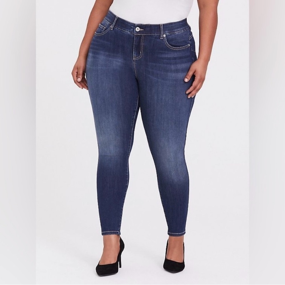 TORRID Bombshell Skinny Premium Blue Denim Urban Streetwear Jeans Sz 28R